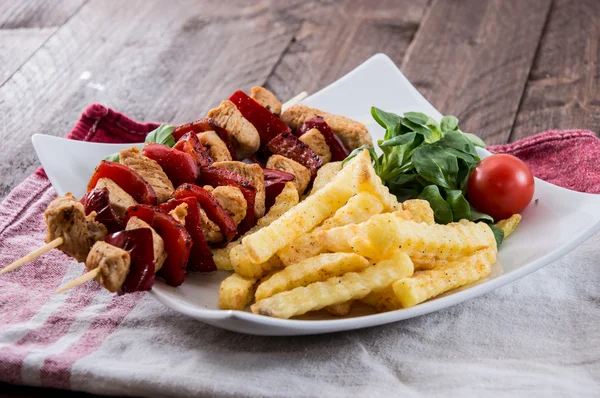 Brocheta a la parrilla con papas fritas —  Fotos de Stock