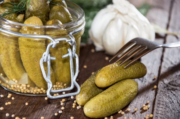 Gherkins em um copo — Fotografia de Stock