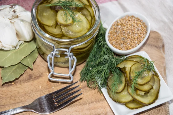 Essiggurken im Glas — Stockfoto