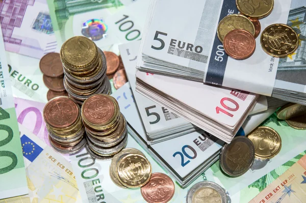 Monedas Stackes y Euro Bills — Foto de Stock