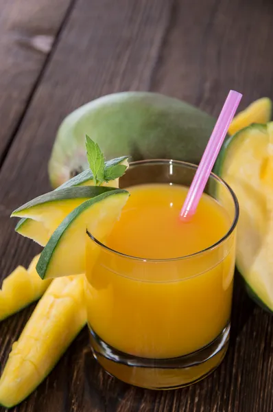 Mango met SAP in een glas — Stockfoto