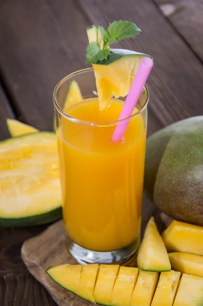 Mango met SAP in een glas — Stockfoto