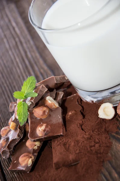 Haselnussschokolade mit frischer Milch — Stockfoto