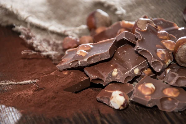 Orzechów laskowych czekolady na drewno — Zdjęcie stockowe