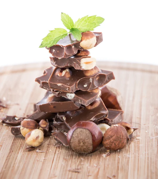 Cioccolato di nocciole impilate (su bianco ) — Foto Stock