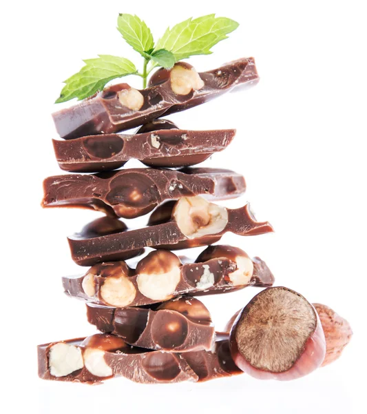 Cioccolato di nocciole impilate (su bianco ) — Foto Stock