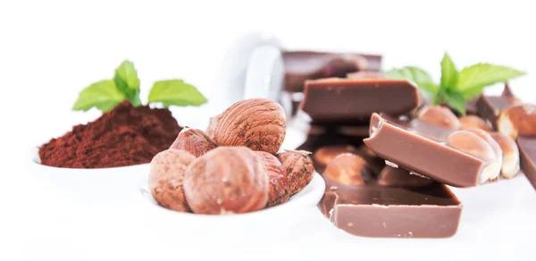 Haselnussschokolade isoliert auf weiß — Stockfoto