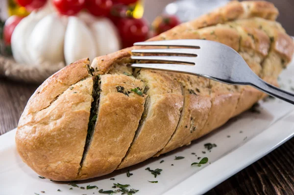 Czosnek świeży chleb na talerzu — Zdjęcie stockowe