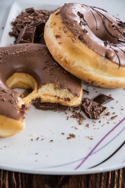 Ντόνατ σοκολάτας σε ένα πιάτο — Φωτογραφία Αρχείου