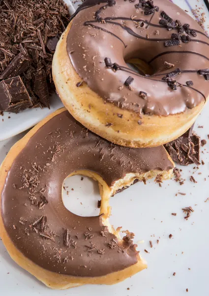 Donuts de chocolate em um prato — Fotografia de Stock
