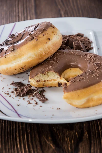 Шоколадні пончики на тарілці — стокове фото
