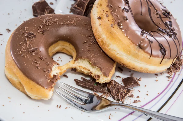 Çikolatalı donuts bir plaka üzerinde — Stok fotoğraf