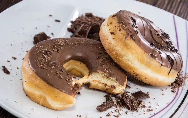 Donuts de chocolate em um prato — Fotografia de Stock