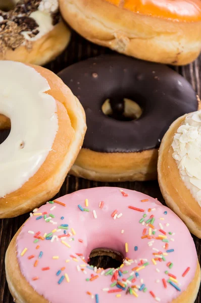 Donuts mixtos sobre madera — Foto de Stock