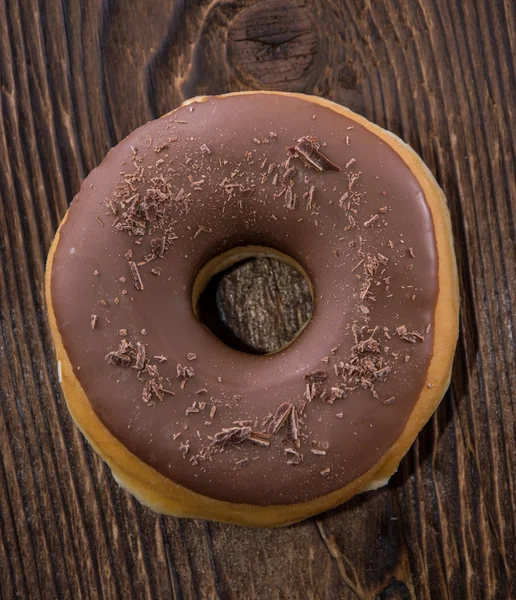 Donut de chocolate em madeira — Fotografia de Stock