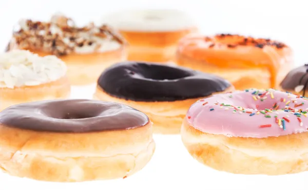 Donuts mixtos aislados en blanco — Foto de Stock