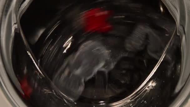 Пральна машина прає одяг — стокове відео