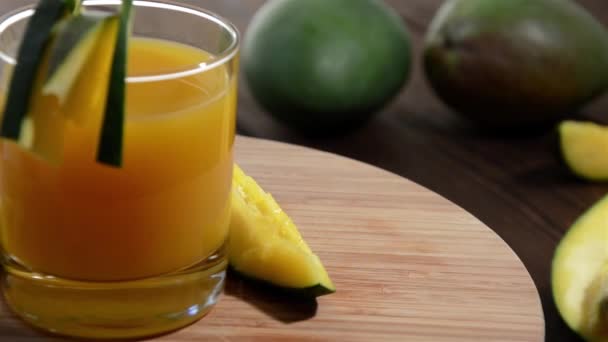 Zumo de mango en una placa (giratorio ) — Vídeos de Stock