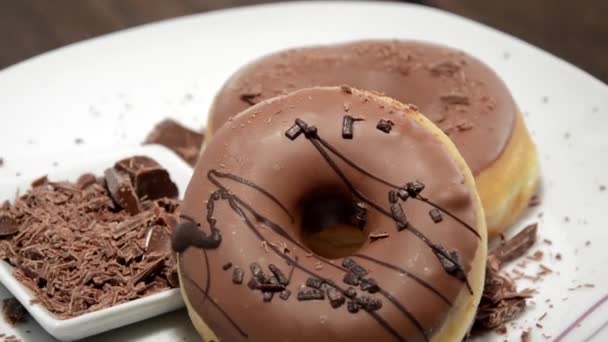 Donuts de chocolate virando — Vídeo de Stock