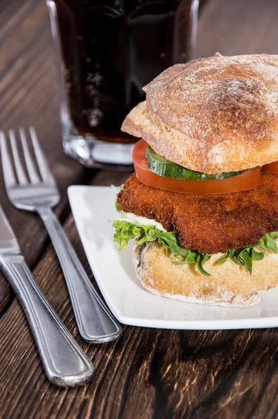 Свежий сэндвич с курицей — стоковое фото