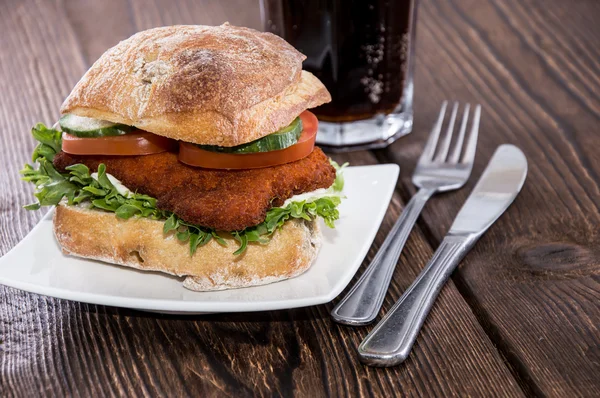 Курячий бутерброд на тарілці — стокове фото