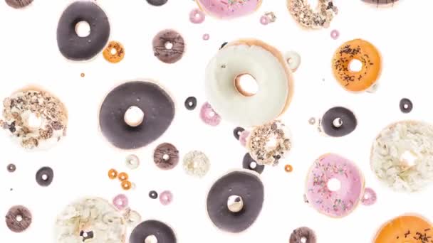 Donuts vallen op een witte achtergrond — Stockvideo