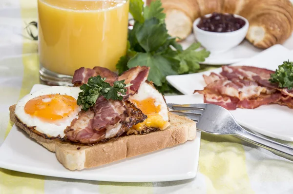 ベーコンと卵を朝食します。 — ストック写真