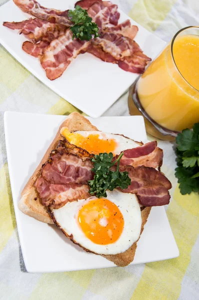 Sandwich de huevo con jugo de naranja —  Fotos de Stock