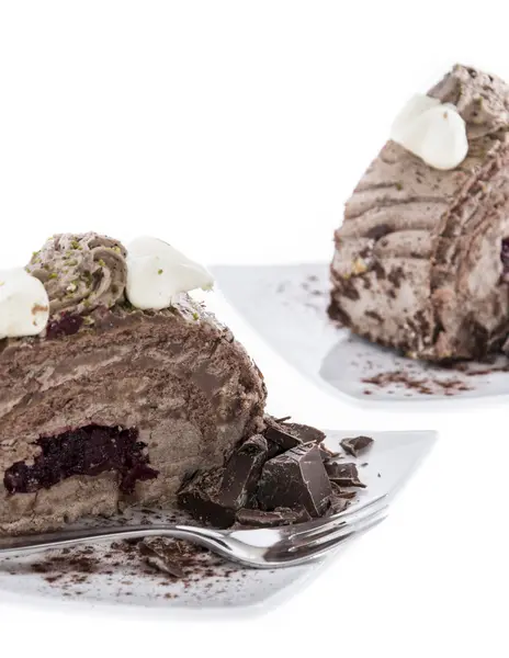 Pastel de chocolate aislado en blanco — Foto de Stock