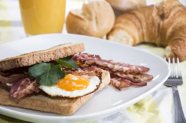 Sandwich de huevo frito con tocino —  Fotos de Stock