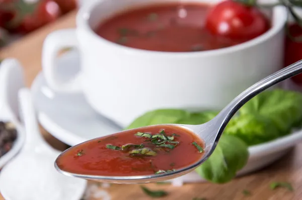 Zuppa di pomodoro con cucchiaio — Foto Stock