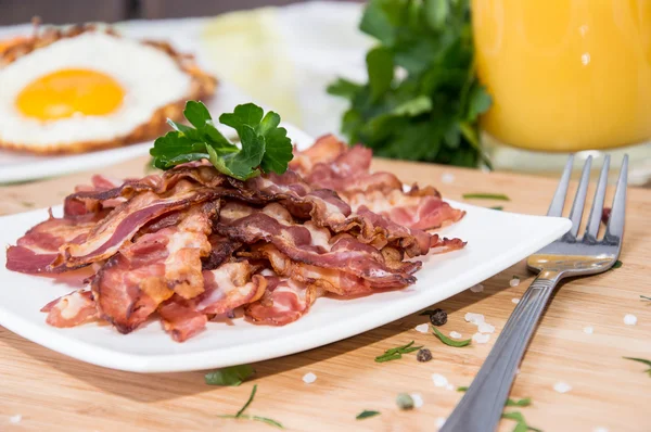 Bacon com uma porção de ovos fritos — Fotografia de Stock