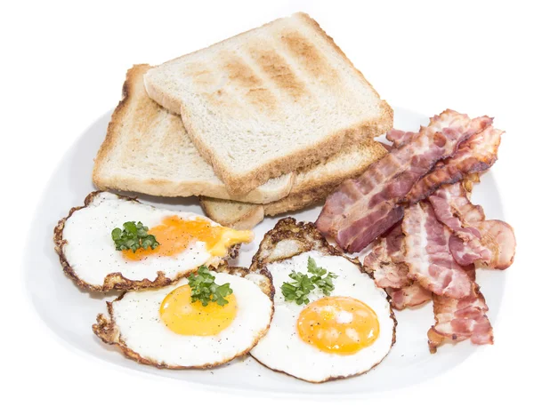 Huevos fritos y tocino aislados en blanco —  Fotos de Stock