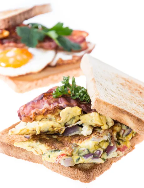 Сэндвичи с яйцом на белом — стоковое фото