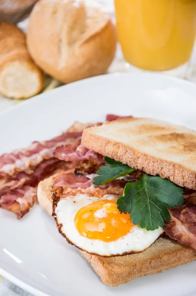 Fried Egg Sandwich — Stock Photo, Image