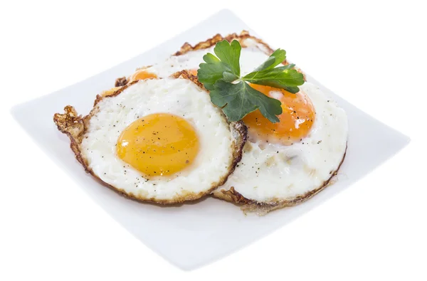 Жареные яйца на тарелке (белый фон ) — стоковое фото