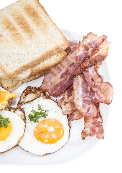 Huevos fritos y tocino aislados en blanco — Foto de Stock