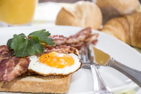 Desayuno con huevos y tocino —  Fotos de Stock