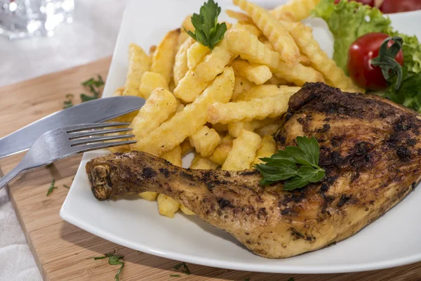 Gegrilltes Hühnchen mit Pommes — Stockfoto