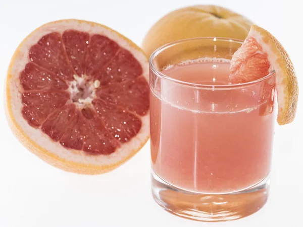 Frisch gepresster Grapefruitsaft (auf weißem) — Stockfoto