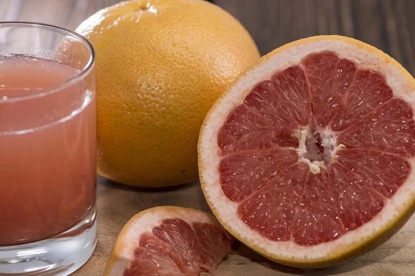 Frisch gepresster Grapefruitsaft — Stockfoto