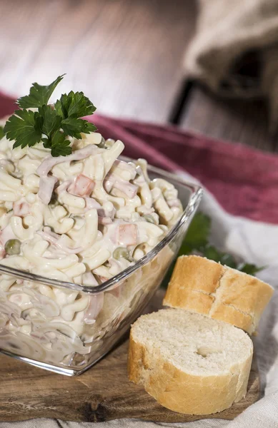 Schüssel mit Nudelsalat — Stockfoto