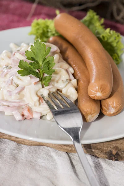 Yığın sosis ile makarna salatası — Stok fotoğraf