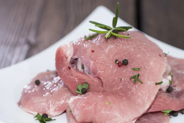 Rohes Schnitzel auf dem Teller — Stockfoto