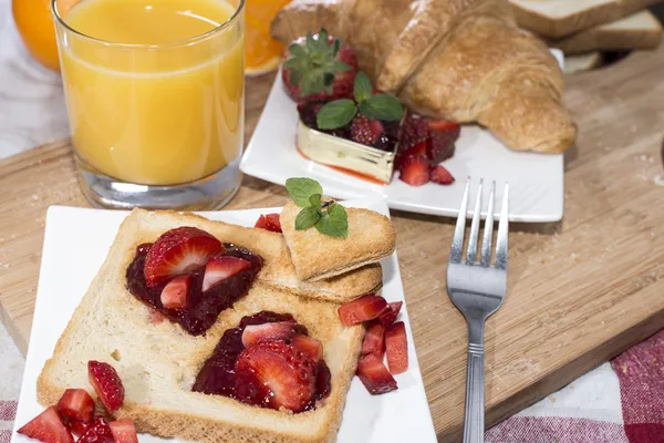 Toast mit Erdbeermarmelade — Stockfoto