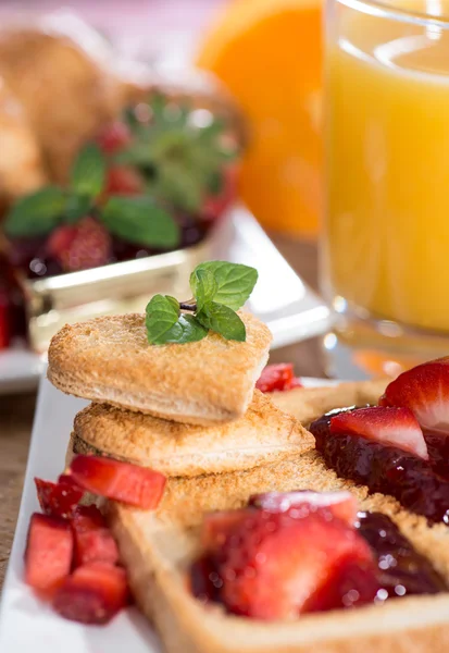 Frischer Toast mit Marmelade (Frühstück) — Stockfoto