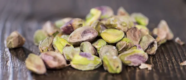 Peeled Pistachios on wood — Stock Photo, Image