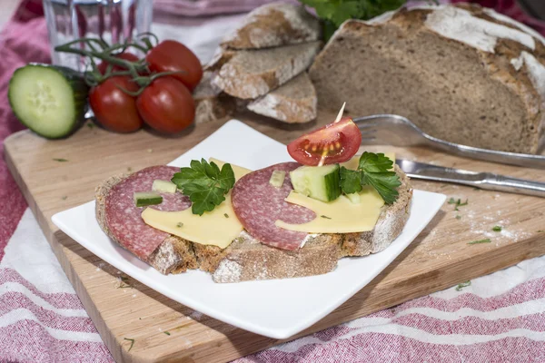 Vers gemaakte salami sandwich — Stockfoto