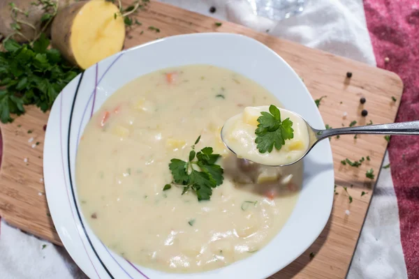 Aardappel soep in een kom — Stockfoto