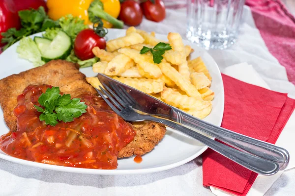 Schnitzel mit Soße — Stockfoto